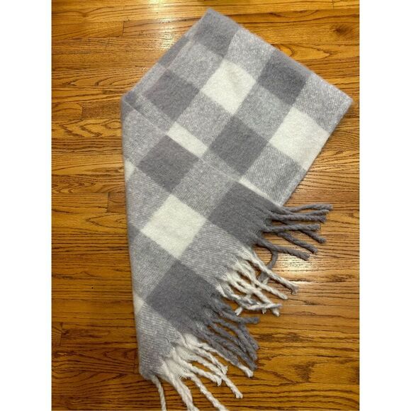 Steve Madden Gray and Off White Plaid Oversized Scarf Plaid Grid Fringed Tassel - Picture 3 of 6